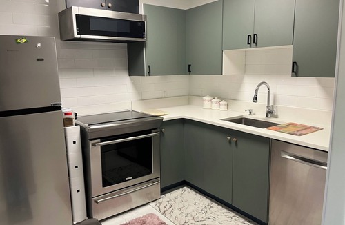 Southeast Calgary Apartment | 1 bdm walkout bsm suite Apto.