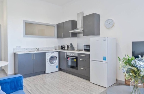 Brierley Hill Apartment | 1 Bed Budget Apartment in Central Dudley w WiFi