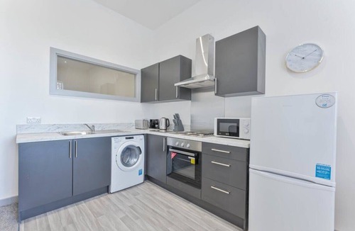 Brierley Hill Apartment | 1 Bed Budget Apartment in Central Dudley w WiFi