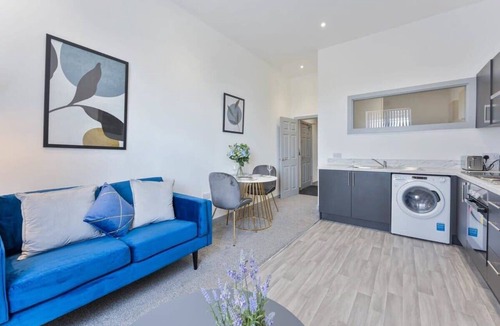 Brierley Hill Apartment | 1 Bed Budget Apartment in Central Dudley w WiFi