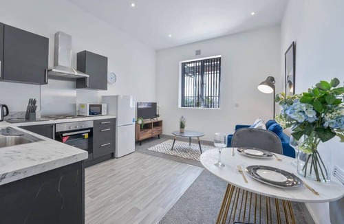 Brierley Hill Apartment | 1 Bed Budget Apartment in Central Dudley w WiFi