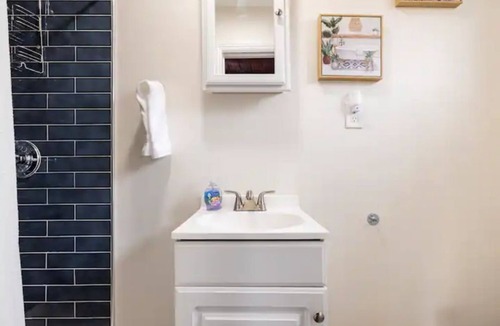 Hawthorne House | 1-bedroom vacation home just 5 minutes to Kia Forum