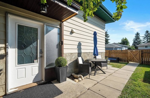 Canyon Meadows House | 1 King, 5 Beds total, Located Near Fish Creek & Spruce Meadows