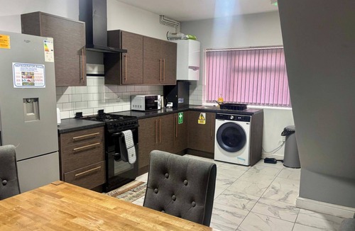 Cradley House | 1 Room ensuite Flat - Sleeps 2 with Sky Full Fibre