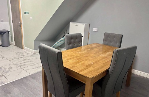 Cradley House | 1 Room ensuite Flat - Sleeps 2 with Sky Full Fibre