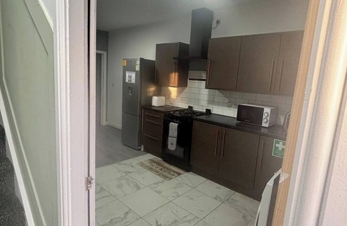 Cradley House | 1 Room Ensuite Flat - Sleeps 2 With Sky Full Fibre