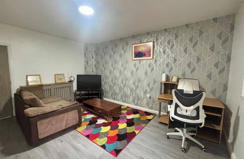 Cradley House | 1 Room Ensuite Flat - Sleeps 2 With Sky Full Fibre