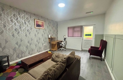 Cradley House | 1 Room Ensuite Flat - Sleeps 2 With Sky Full Fibre