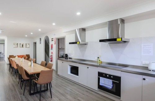 Brunswick East Hotel | 102 Luxury Queen Room with Hotel Experience Fast WiFi Close to Tram, 18 mins to CBD 24/7 Security