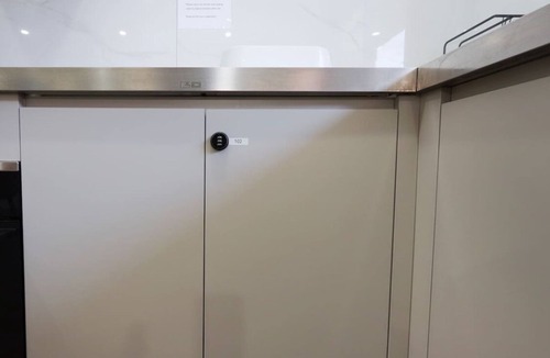 Brunswick East Hotel | 102 Luxury Queen Room with Hotel Experience Fast WiFi Close to Tram, 18 mins to CBD 24/7 Security