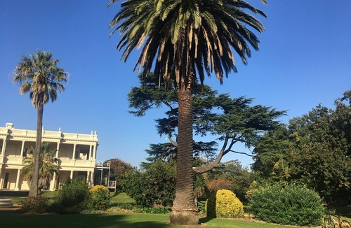 Brighton East House | 10min drive to the beach, superb private self contained bedroom, bathroom & WIR
