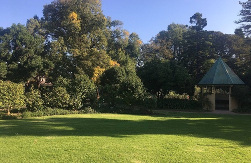 Brighton East House | 10min drive to the beach, superb private self contained bedroom, bathroom & WIR