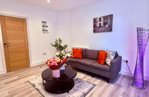 Cradley Apartment | 124B Modern Suite 1 bedroom apartment