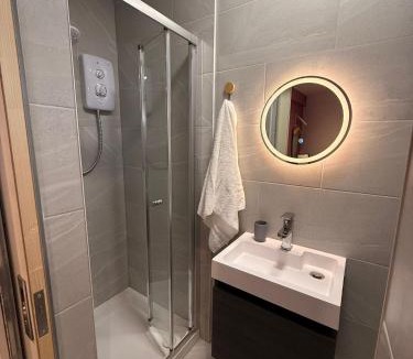 Cradley Apartment | 124B Modern Suite 1 bedroom apartment