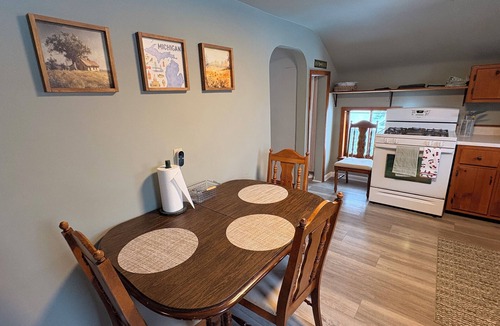 Grand Ledge Apartment | 15 Min to Lansing 2BR In-Unit Washer & Dryer