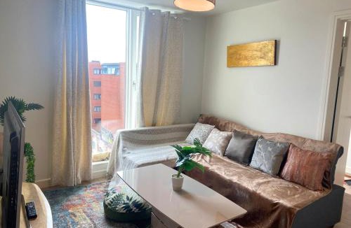 Bordesley Apartment | #164 City Escape at Sapphire Court-Sleeps 6