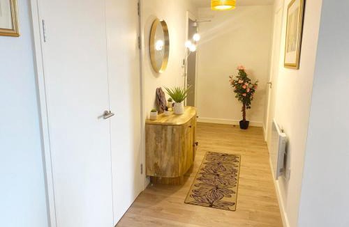 Bordesley Apartment | #164 City Escape at Sapphire Court-Sleeps 6