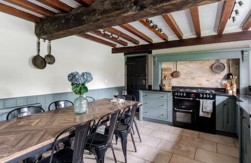 Keynsham House | 1641 Historic Farmhouse, Sleeps 16 · Bath/Bristol