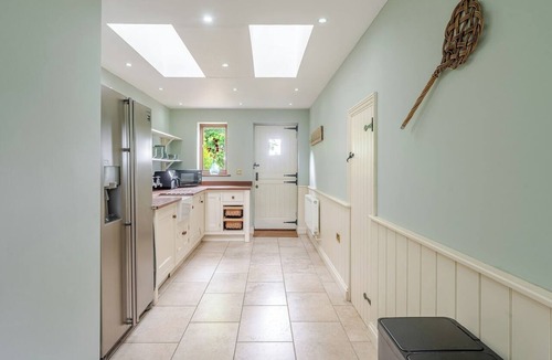 Keynsham House | 1641 Historic Farmhouse, Sleeps 16 · Bath/Bristol