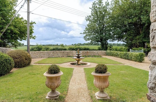 Keynsham House | 1641 Historic Farmhouse, Sleeps 16 · Bath/Bristol