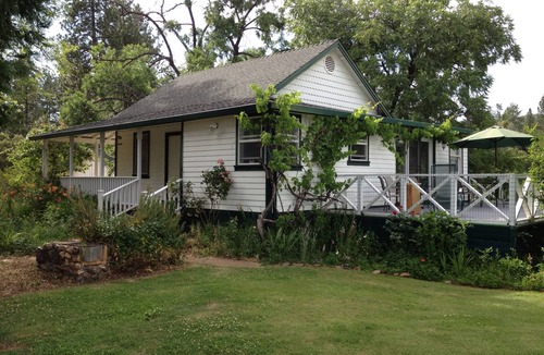 Mariposa Cottage | 1893 vineyard cottage at the gateway to Yosemite.