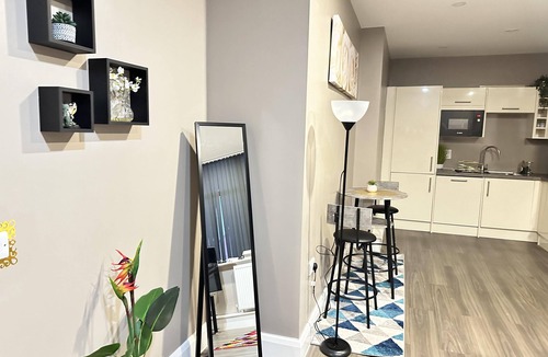 Dudley Apartment | 2 Bed Apartment - Sleeps 4 - Wifi - Parking