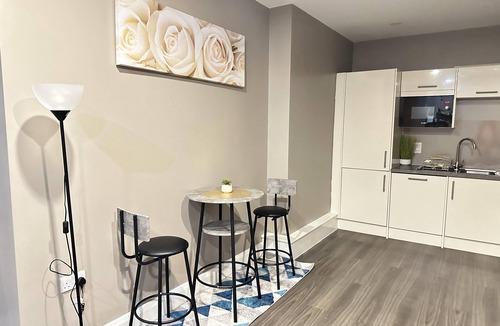Dudley Apartment | 2 Bed Apartment - Sleeps 4 - Wifi - Parking