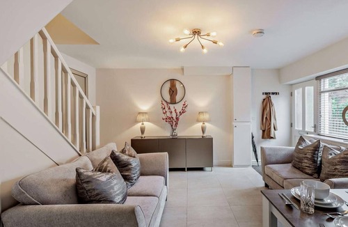 Warwick Town Centre Cottage | 2 Bed in Warwick (oc-93085)