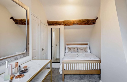 Warwick Town Centre Cottage | 2 Bed in Warwick (oc-93085)