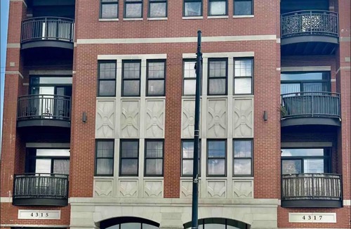 Kenwood Condo | 2 bedroom condo in North Kenwood Hyde Park with elevator.