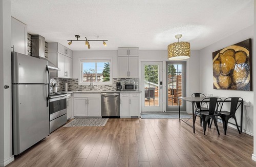 Cedarbrae House | 2 Bedroom, King Bed , Large Yard, AC, Fire Pit
