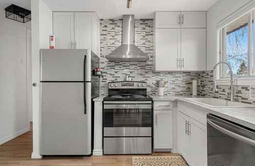 Cedarbrae House | 2 Bedroom, King Bed , Large Yard, AC, Fire Pit
