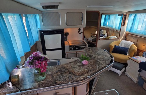 Greilickville Boat Rental | 2-bedroom yacht in charming Traverse City with kitchen and cool AC