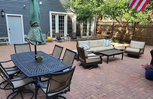 Hyde Park Cottage | 2 br, 2 bt, UChicago Coachman's Guesthouse