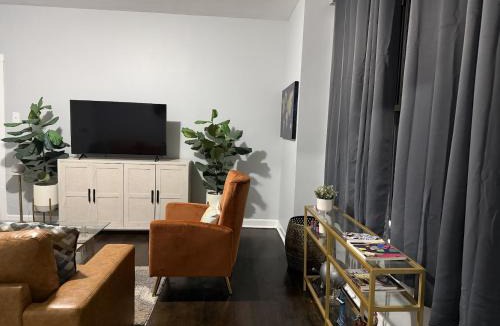 Kenwood Apartment | 2 BR Apt Near U Chicago Campus & the Lakefront!