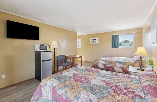 Shields Hotel | 2 Family-Friendly Rooms Near Local Nightlife, Free Parking Onsite
