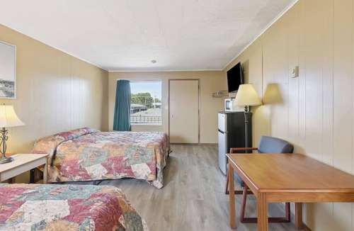 Shields Hotel | 2 Family-Friendly Rooms Near Local Nightlife, Free Parking Onsite