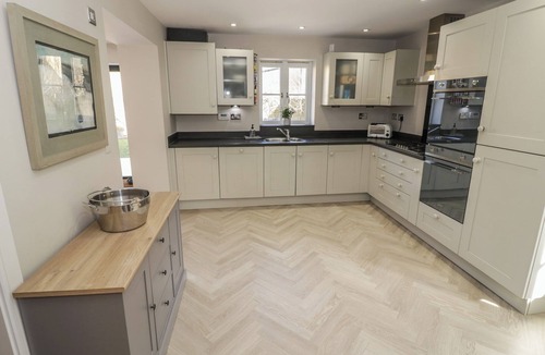 Lower Lemington Cottage | 2 SUMMERS WAY, pet friendly, with open fire in Moreton-In-Marsh