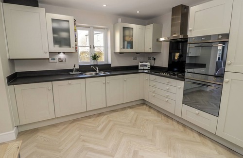 Lower Lemington Cottage | 2 SUMMERS WAY, pet friendly, with open fire in Moreton-In-Marsh