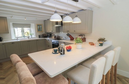 Lechlade Cottage | 2 THE GARDENS, pet friendly, with open fire in Lechlade-On-Thames