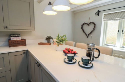 Lechlade Cottage | 2 THE GARDENS, pet friendly, with open fire in Lechlade-On-Thames