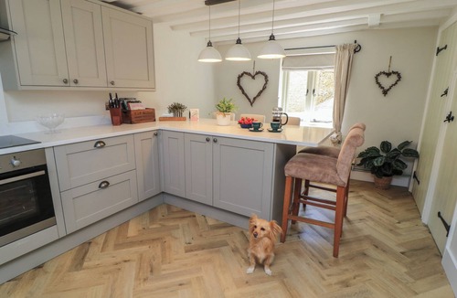 Lechlade Cottage | 2 THE GARDENS, pet friendly, with open fire in Lechlade-On-Thames