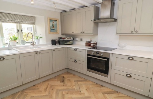 Lechlade Cottage | 2 THE GARDENS, pet friendly, with open fire in Lechlade-On-Thames
