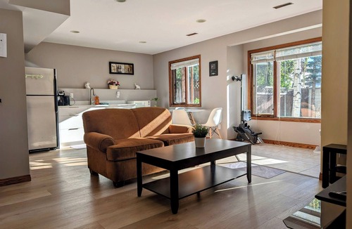 Northwest Calgary House | 2B1B comfortable suite