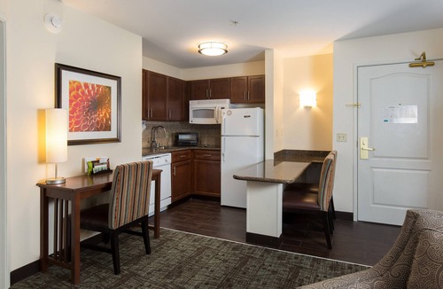 Maumee Apartment | 2BR Queen Suite w/Full Kitchen | Free Breakfast