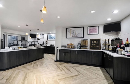 Maumee Apartment | 2BR Queen Suite w/Full Kitchen | Free Breakfast