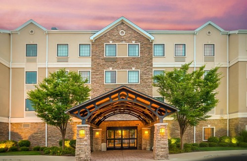 Maumee Apartment | 2BR Queen Suite w/Full Kitchen | Free Breakfast