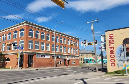 Inglewood Condo | 2BR,Sleeps 4-5/6ish, 1free parking, near shops and river. 4 min to confluence.