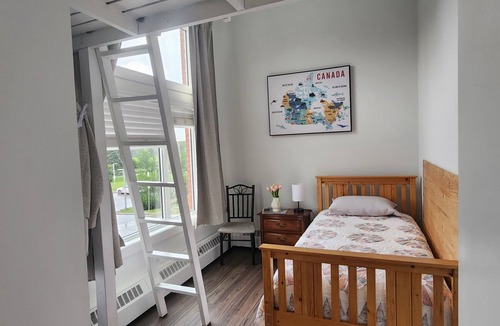 Inglewood Condo | 2BR,Sleeps 4-5/6ish, 1free parking, near shops and river. 4 min to confluence.