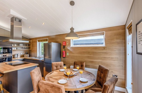 Saintbury Ski Chalet | 3 bedroom accommodation in Snitterfield, Stratford Upon Avon